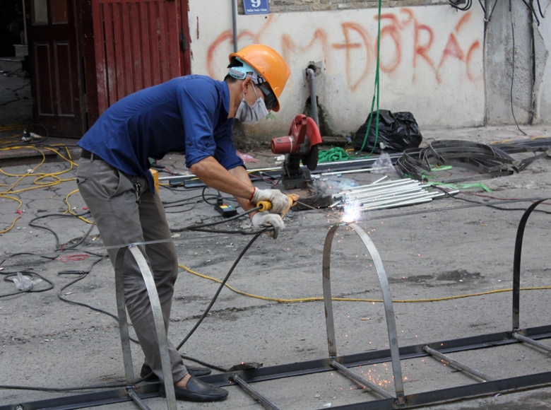 hai-hung-nhin-thiet-ke-kieu-lo-cot-sau-vu-chay-qua