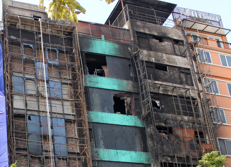 hai-hung-nhin-thiet-ke-kieu-lo-cot-sau-vu-chay-qua