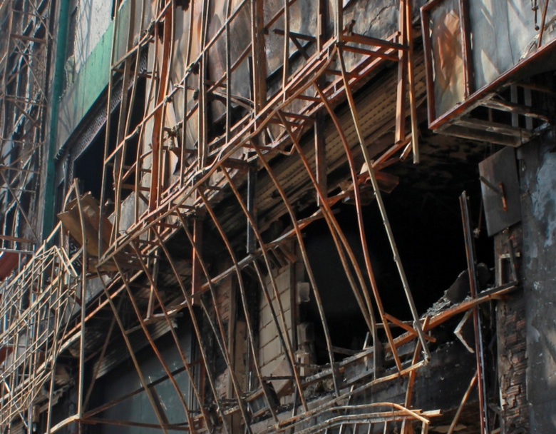 hai-hung-nhin-thiet-ke-kieu-lo-cot-sau-vu-chay-qua