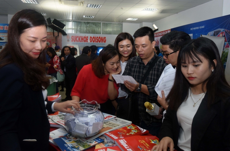 gian-trung-bay-bao-chi-nganh-gtvt-hap-dan-khach-do