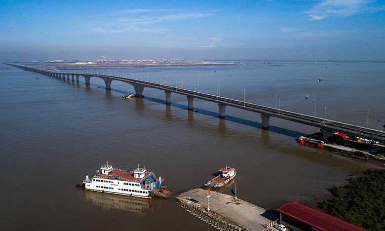 ngam-cau-vuot-bien-dai-nhat-dong-nam-a-sap-khanh-t