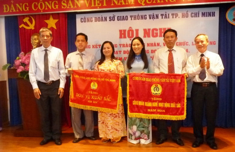 CĐ Sở GTVT TPHCM được tặng cờ thi đua đơn vị xuất 