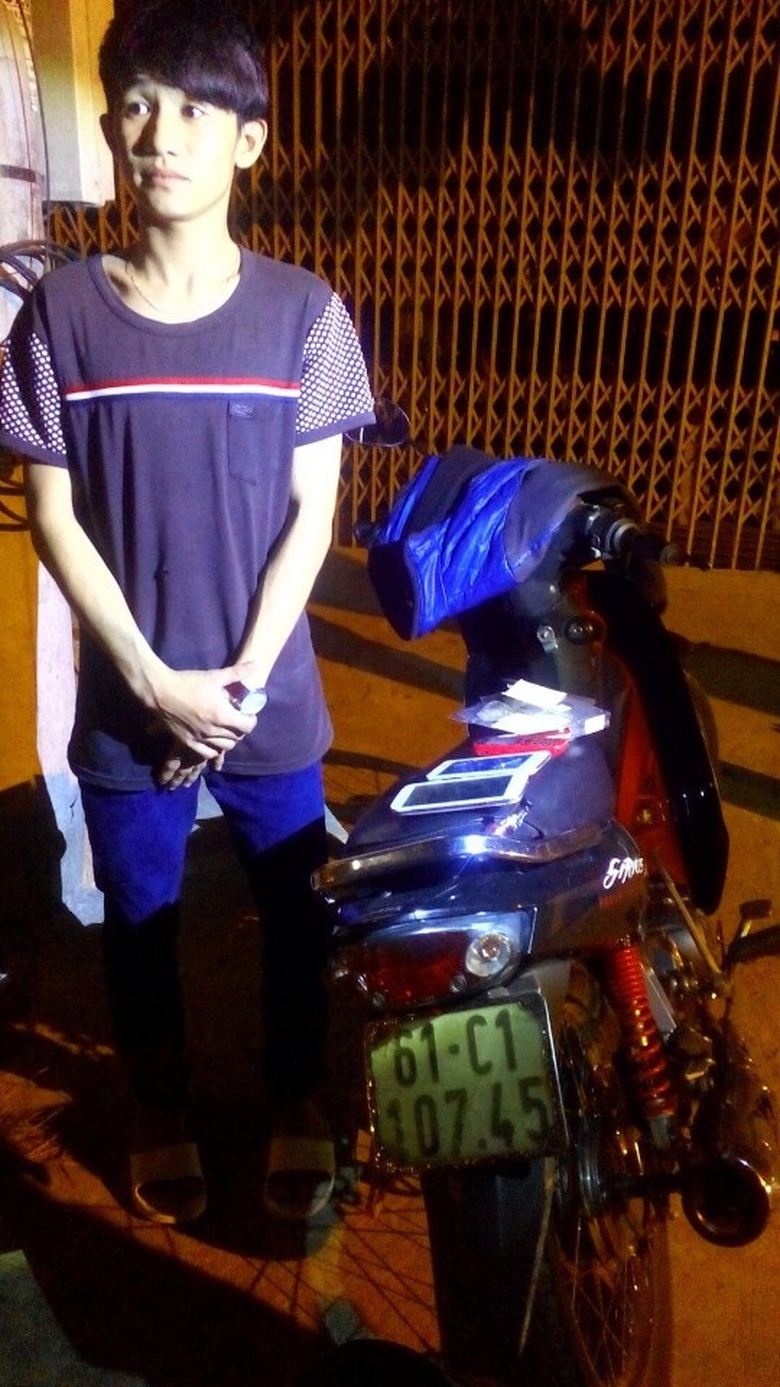 Hiệp sĩ t&oacute;m gọn t&ecirc;n trộm giao cho c&ocirc;ng an xử l&yacute;.