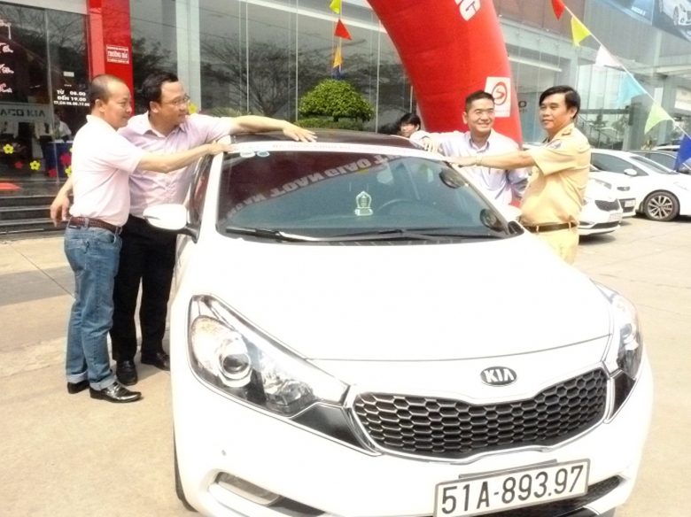 Nghệ sĩ Thanh Hải c&ugrave;ng giam gia d&aacute;n sologan tuy&ecirc;n 