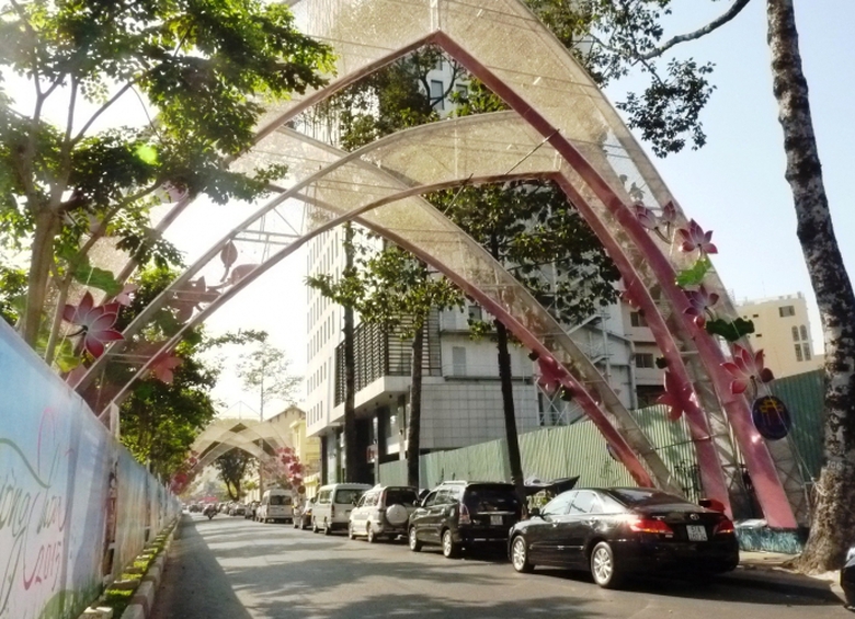 TP đang khẩn trương tiến h&agrave;nh trang tr&iacute; đường hoa 