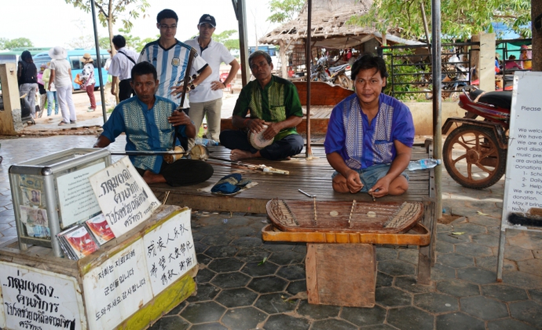 Những ban nhạc đường phố của người khuyết tật  biể