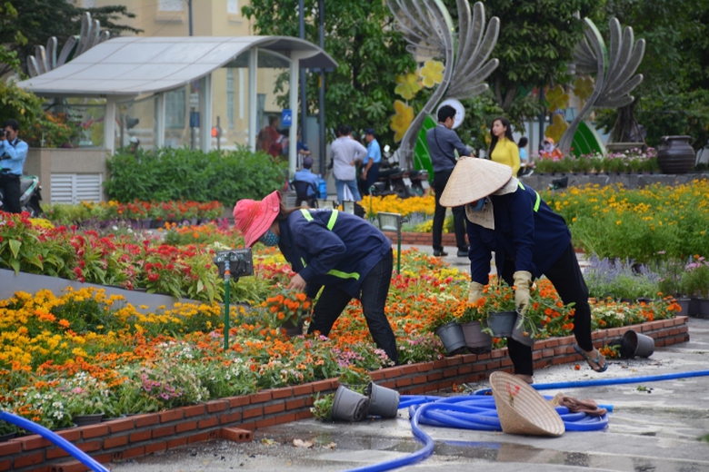 C&ocirc;ng nh&acirc;n hối hả thi c&ocirc;ng