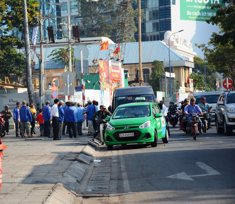Taxi chở kh&aacute;ch v&ograve;ng ra đường Ph&oacute; Đức Ch&iacute;nh để kh&aacute;c
