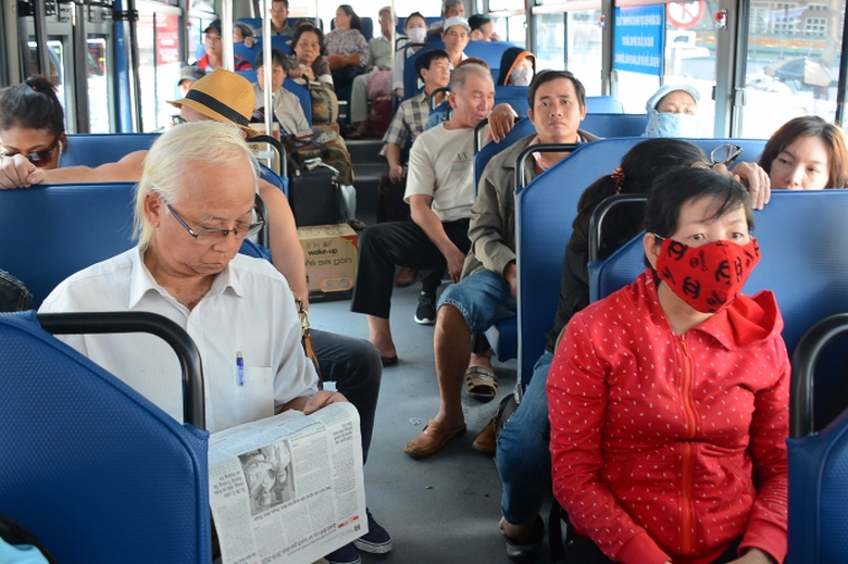 H&agrave;nh kh&aacute;ch trung chuyển tr&ecirc;n tuyến xe bu&yacute;t từ ga S