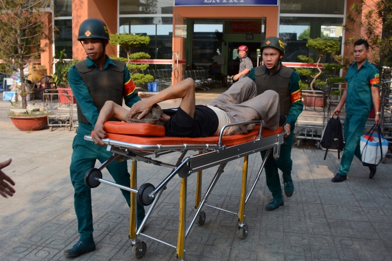 Một h&agrave;nh kh&aacute;ch 77 tuổi bị tụt huyết &aacute;p được DQTT đ