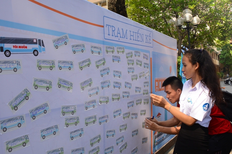 C&aacute;c bạn SV tham gia hiến kế về xe bu&yacute;t cho Sở  GTV