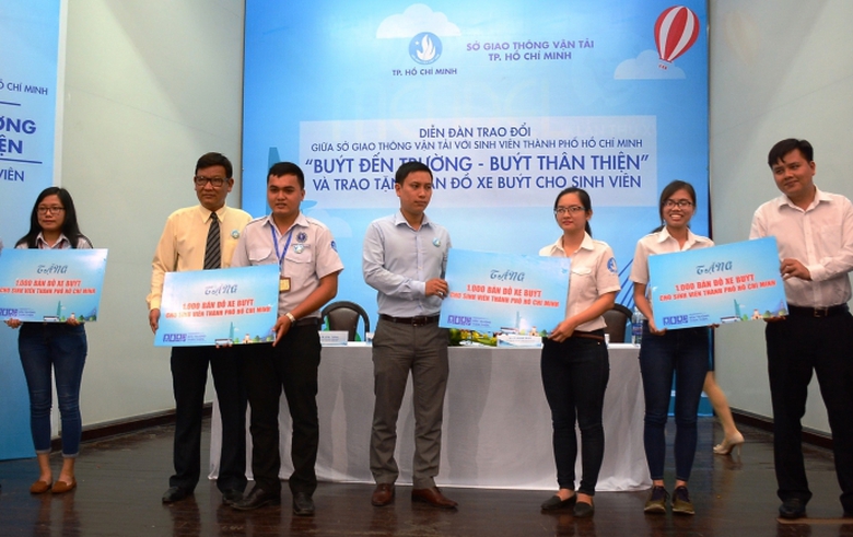 Tặng 1000 bản đồ xe bu&yacute;t cho sinh vi&ecirc;n TP HCM