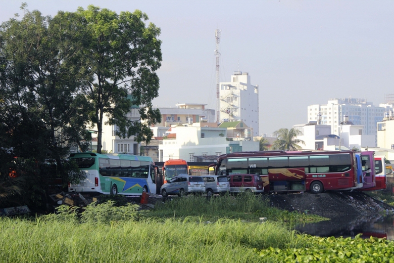 B&atilde;i đỗ xe tr&aacute; h&igrave;nh ở trước cổng bến xe miền Đ&ocirc;ng