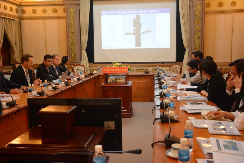 UBND TP HCM họp về giải ph&aacute;p giao th&ocirc;ng th&ocirc;ng minh