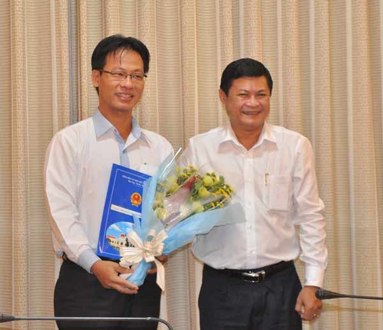 Ph&oacute; Chủ tịch UBND TPHCM Huỳnh C&aacute;ch Mạng (phải) tra