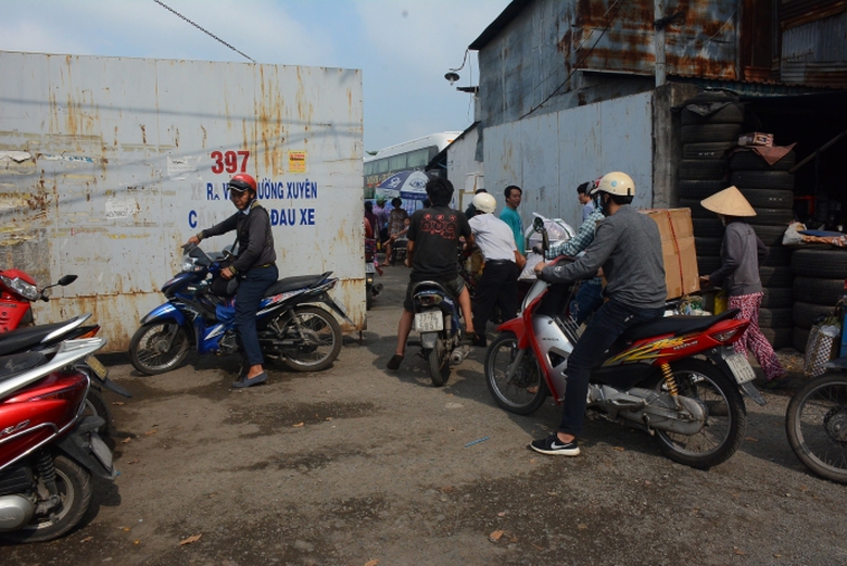 B&atilde;i giữ xe 397 tấp nập kh&aacute;ch ra v&agrave;o