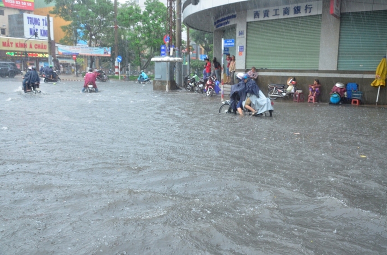 tp-hcm-nhieu-tuyen-duong-ngap-lenh-lang-xe-chet-ma