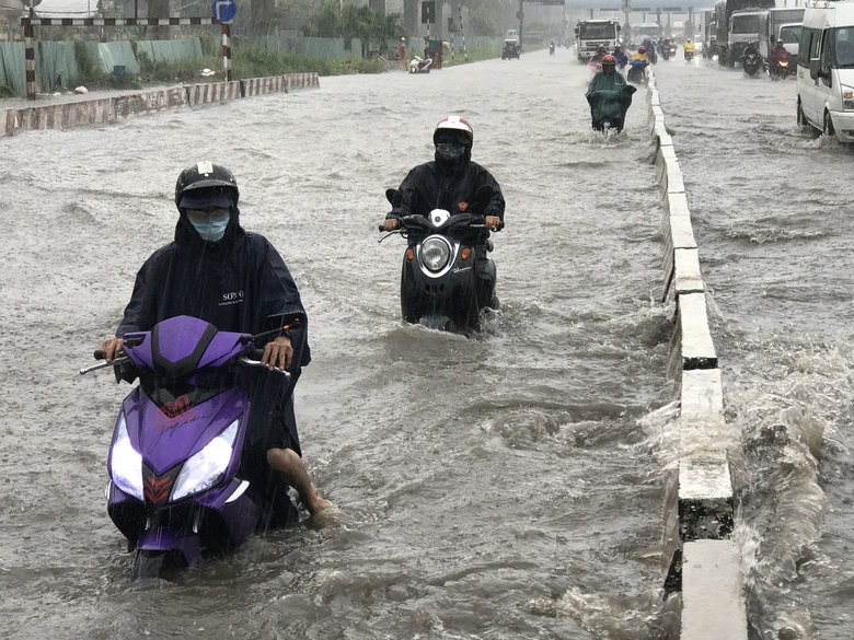 Mưa lớn g&acirc;y ngập ch&acirc;n cầu Rạch Chiếc, chiều 19-5. 