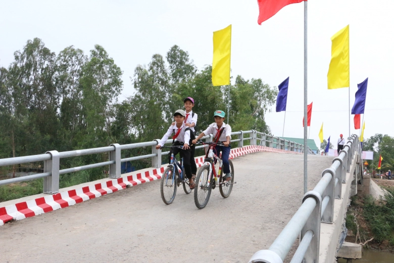 C&aacute;c em học sinh phấn khởi đi qua c&acirc;y cầu mới Nam H