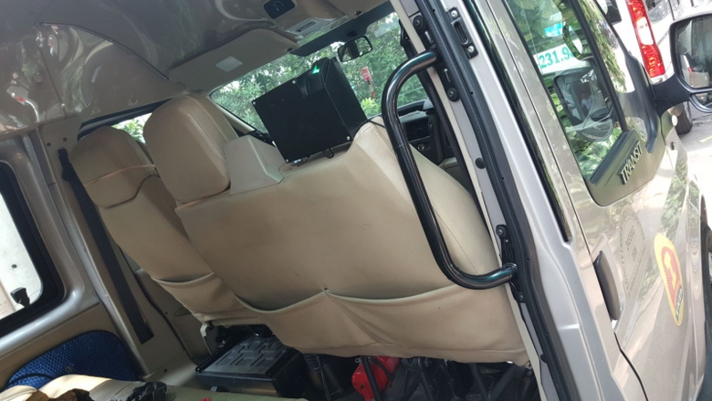 3 vi tri lap dat may cham van tay tren xe