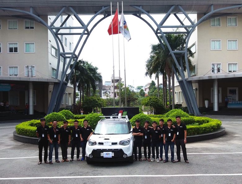 Nh&oacute;m của Linh b&ecirc;n chiếc xe tự l&aacute;i