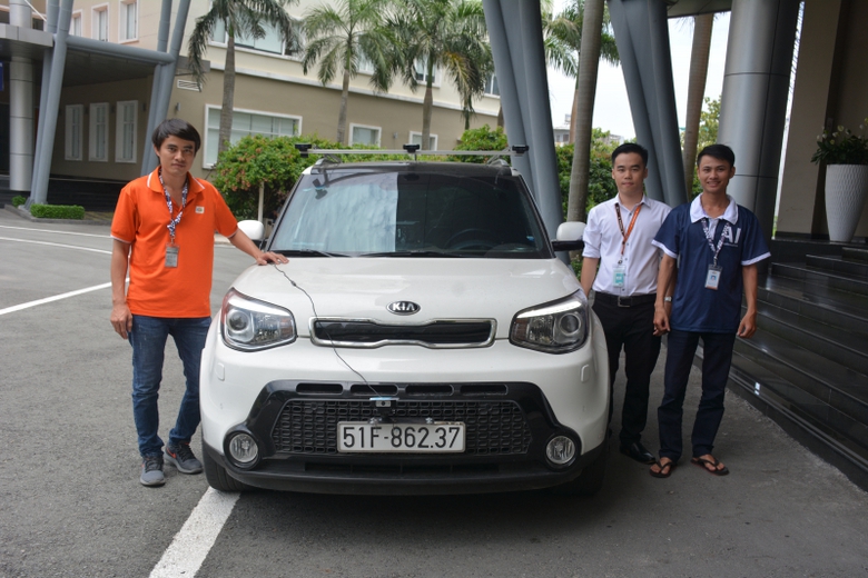 3 th&agrave;nh vi&ecirc;n của nh&oacute;m b&ecirc;n chiếc xe Kia Soul thử ng