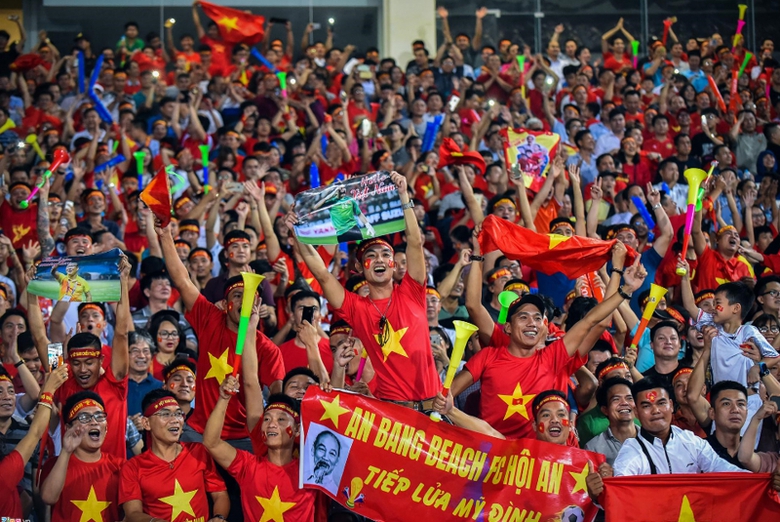 Cổ động vi&ecirc;n đội tuyển Việt Nam ngất ng&acirc;y tr&ecirc;n s&acirc;n