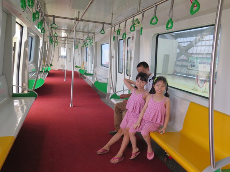 Ben trong t&agrave;u c&aacute;t linh- h&agrave; đ&ocirc;ng