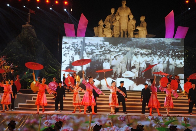 Tiết mục văn nghệ đặc sắc ch&agrave;o mừng tại buổi lễ