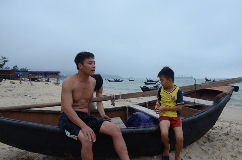 Ngư d&acirc;n Chu Văn Thủy chấp nhận g&aacute;c thuyền cất n&ocirc;ng