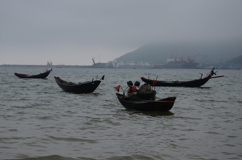 T&agrave;u thuyền neo đậu kh&ocirc;ng buồn ra khơi ở x&atilde; Kỳ Lợi 