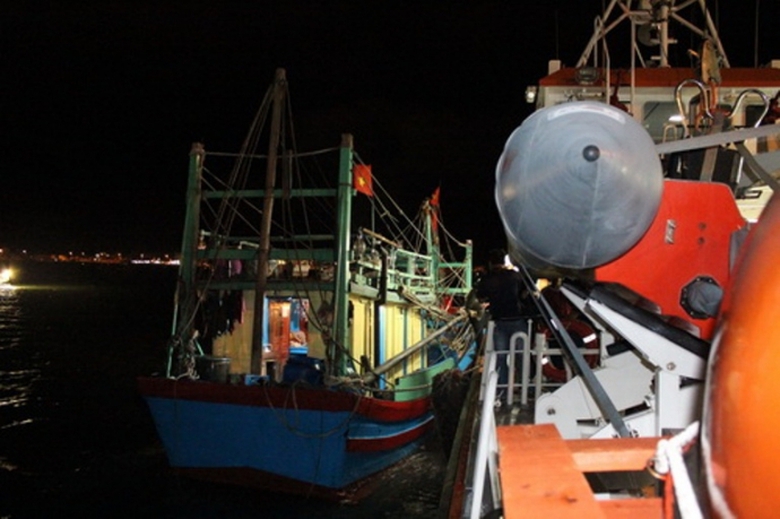 T&agrave;u c&aacute; B- 1071 c&ugrave;ng 5 ng- d&acirc;n b- n-n -ă --a v&agrave;o b-