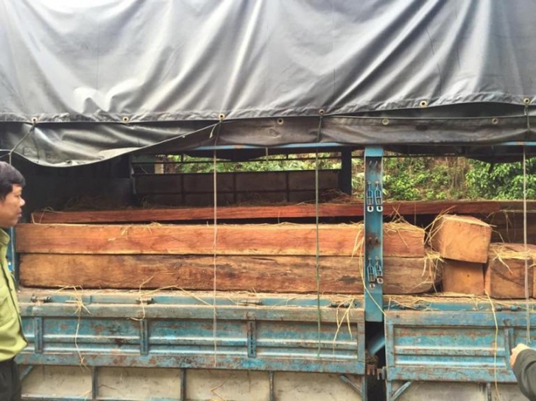 CSGT- lien- tuc- bat- giu- go- lau- di- xe- o- to-