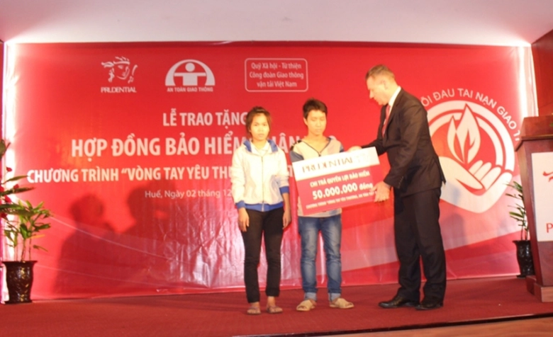 Bat- khoc- truoc- tam- long- Vong- tay- nhan- ai- 