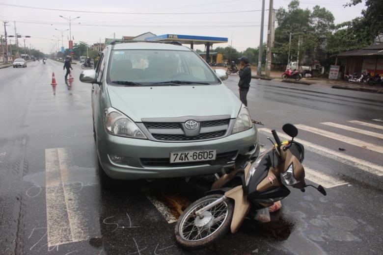 Innova- 7- cho- huc- vang- phu- nu- di- xe- may- t