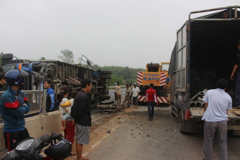 Xe- tai- cay- nat- dai- phan- cach- roi- lat- nghi