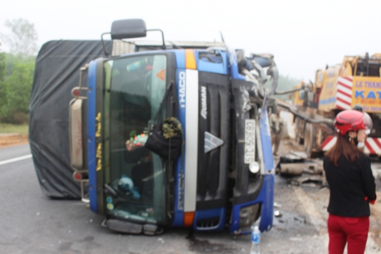 Xe- tai- cay- nat- dai- phan- cach- roi- lat- nghi