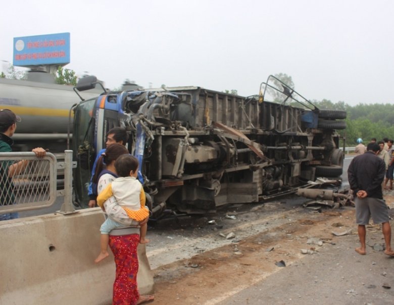 Xe- tai- cay- nat- dai- phan- cach- roi- lat- nghi