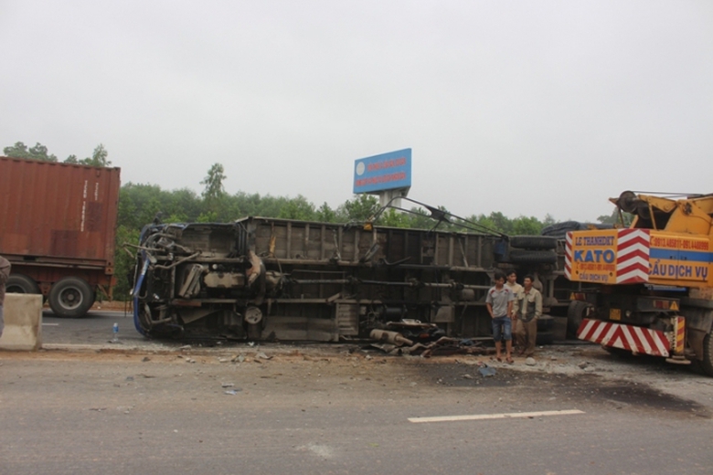 Xe- tai- cay- nat- dai- phan- cach- roi- lat- nghi