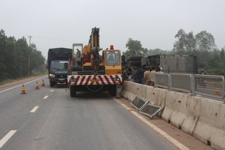 Xe- tai- cay- nat- dai- phan- cach- roi- lat- nghi