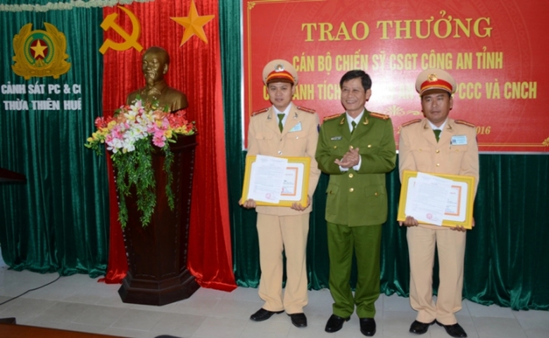 Khen- thuong- CSGT- kip- thoi- giai- cuu- xe- dua-