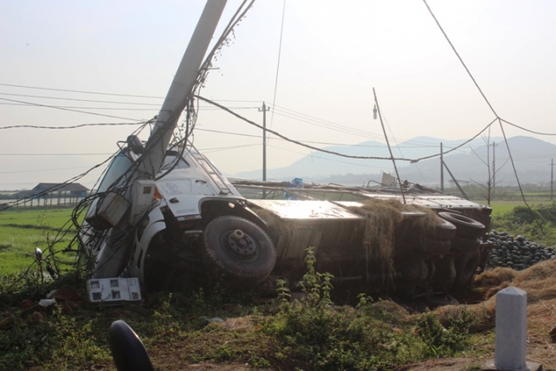 Xe- tai- huc- cot- dien- ben- QL1- hang- tan- dua-