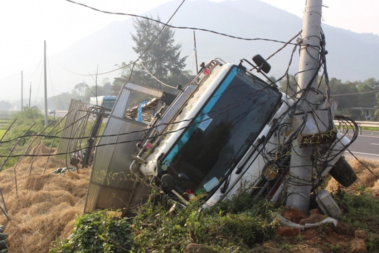 Xe- tai- huc- cot- dien- ben- QL1- hang- tan- dua-