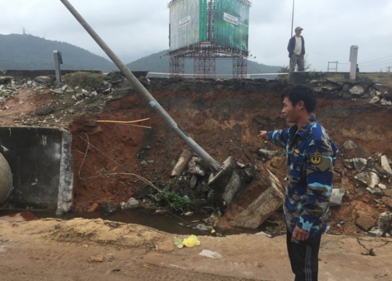 Cot- dien- bi- nghieng- dut- cap- dap- vao- nguoi-