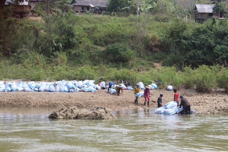 Dan- ban- Cu- Pua- cuc- nhoc- cong- san- qua- song