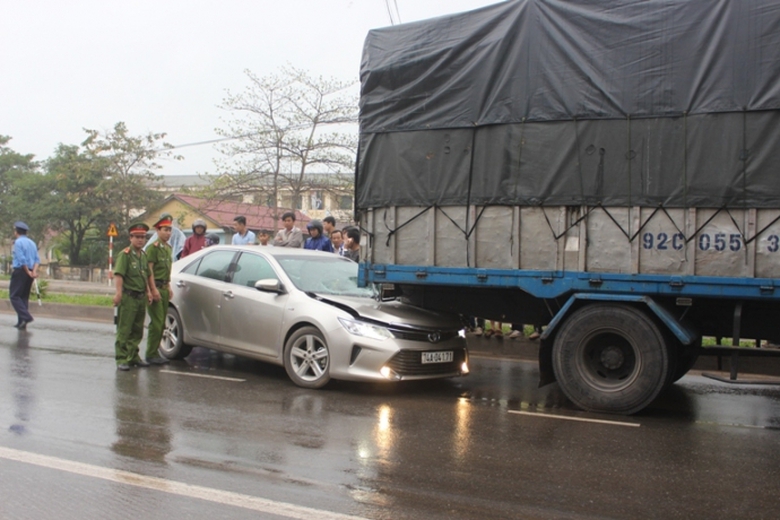 Camry- 4- cho- chui- dit- xe- tai- tren- QL1- Quan