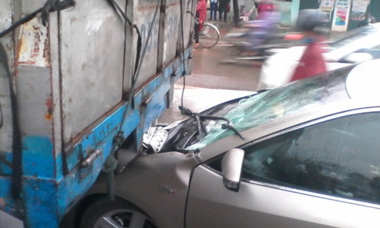 Camry- 4- cho- chui- dit- xe- tai- tren- QL1- Quan