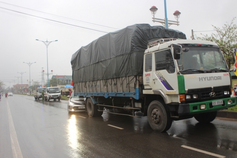 Camry- 4- cho- chui- dit- xe- tai- tren- QL1- Quan