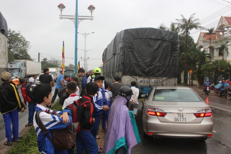 Camry- 4- cho- chui- dit- xe- tai- tren- QL1- Quan