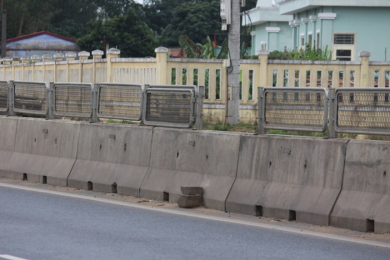 Bo- tay- truoc- nan- pha- luoi- chong- loa- QL1- H